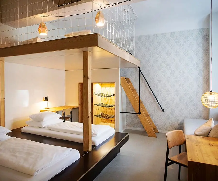 Helles, stilvoll eingerichtetes Zimmer im Michelberger Hotel.