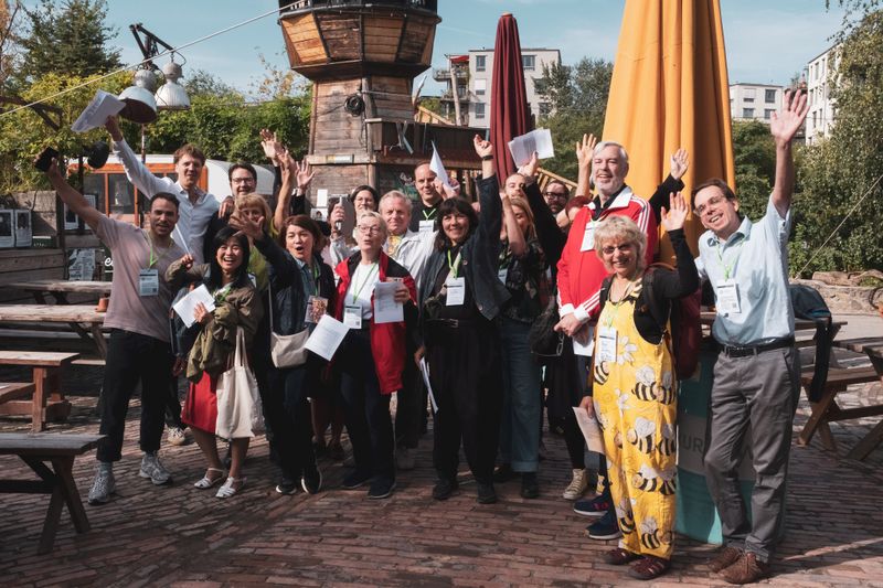 Gruppenfoto der Co-Hosts am Holzmarkt 25